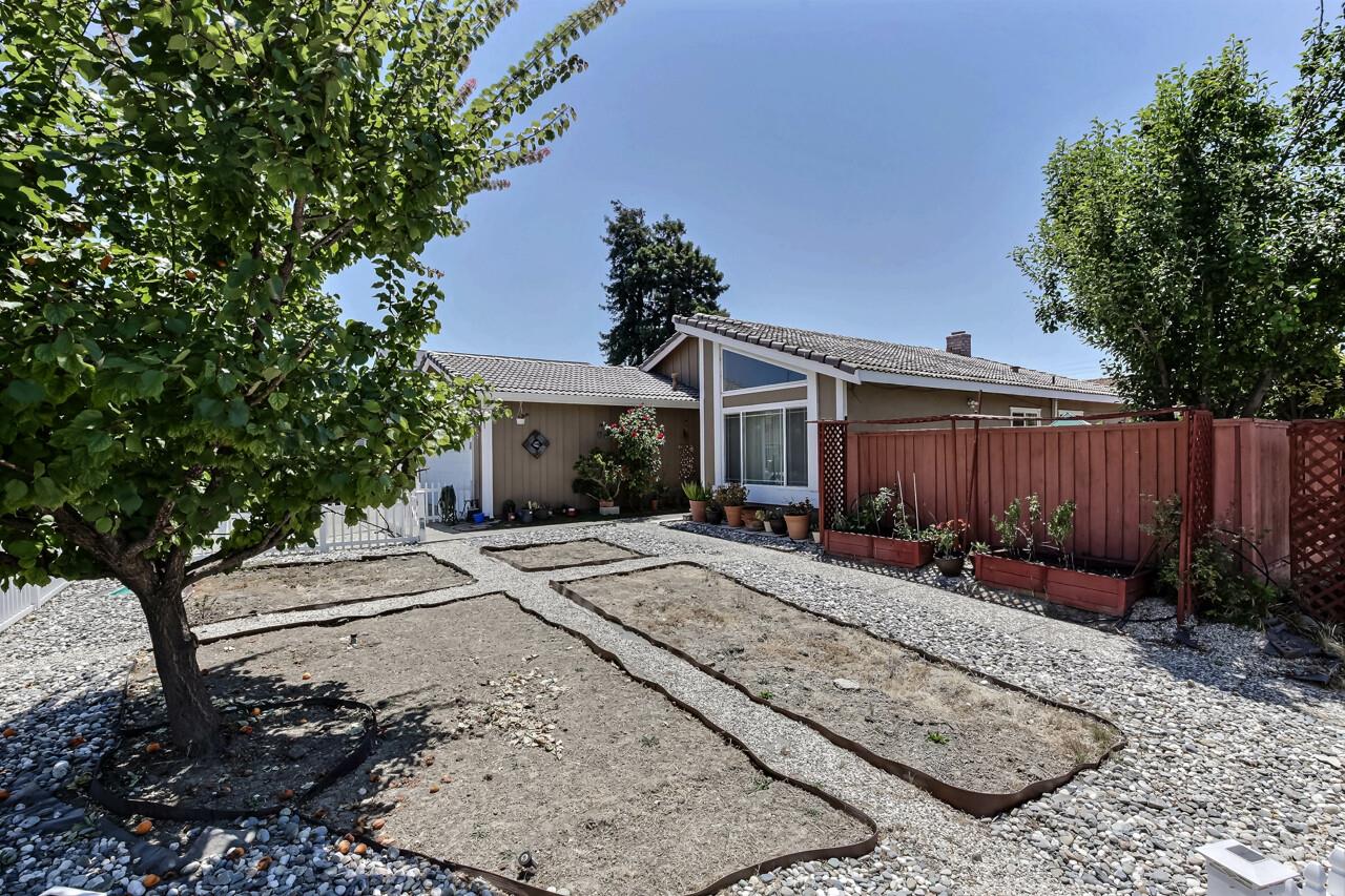 Detail Gallery Image 2 of 17 For 33456 Caliban Dr, Fremont,  CA 94555 - 3 Beds | 2 Baths