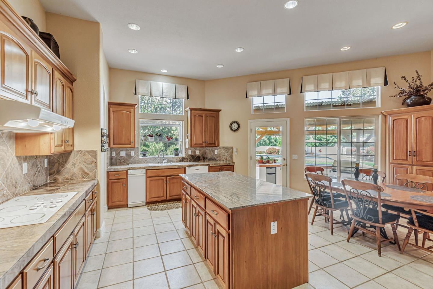 Detail Gallery Image 24 of 86 For 1152 Little River Dr, Hollister,  CA 95023 - 5 Beds | 3/1 Baths