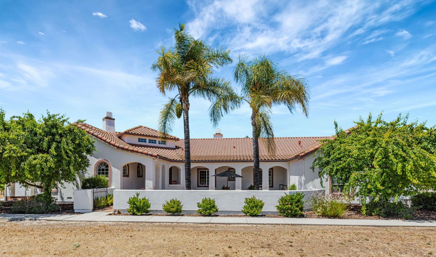 Detail Gallery Image 3 of 86 For 1152 Little River Dr, Hollister,  CA 95023 - 5 Beds | 3/1 Baths