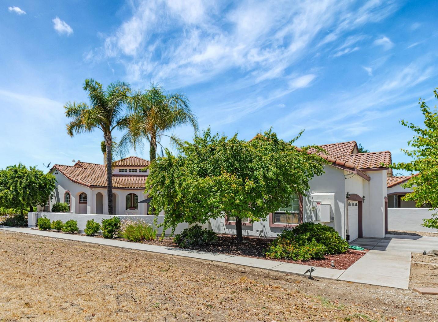 Detail Gallery Image 4 of 86 For 1152 Little River Dr, Hollister,  CA 95023 - 5 Beds | 3/1 Baths