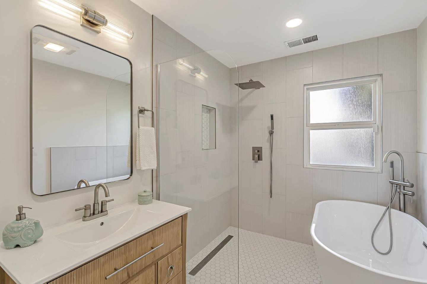Detail Gallery Image 28 of 34 For 1382 Keoncrest Ave, San Jose,  CA 95110 - 3 Beds | 1 Baths