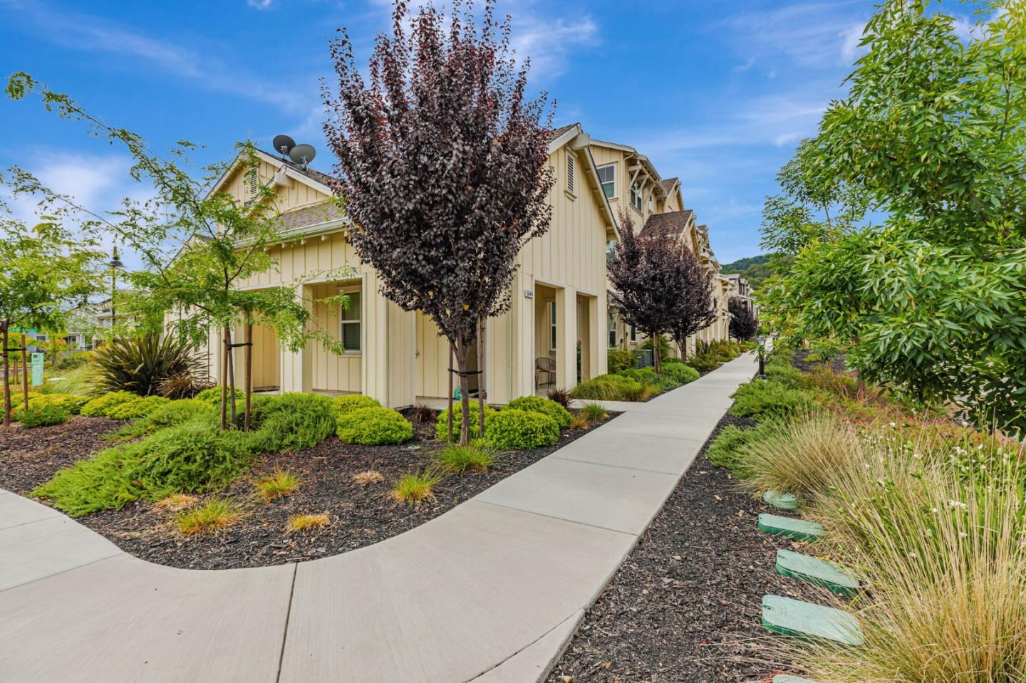 Detail Gallery Image 2 of 25 For 6436 Laguna Seca Ln, Gilroy,  CA 95020 - 3 Beds | 2/1 Baths