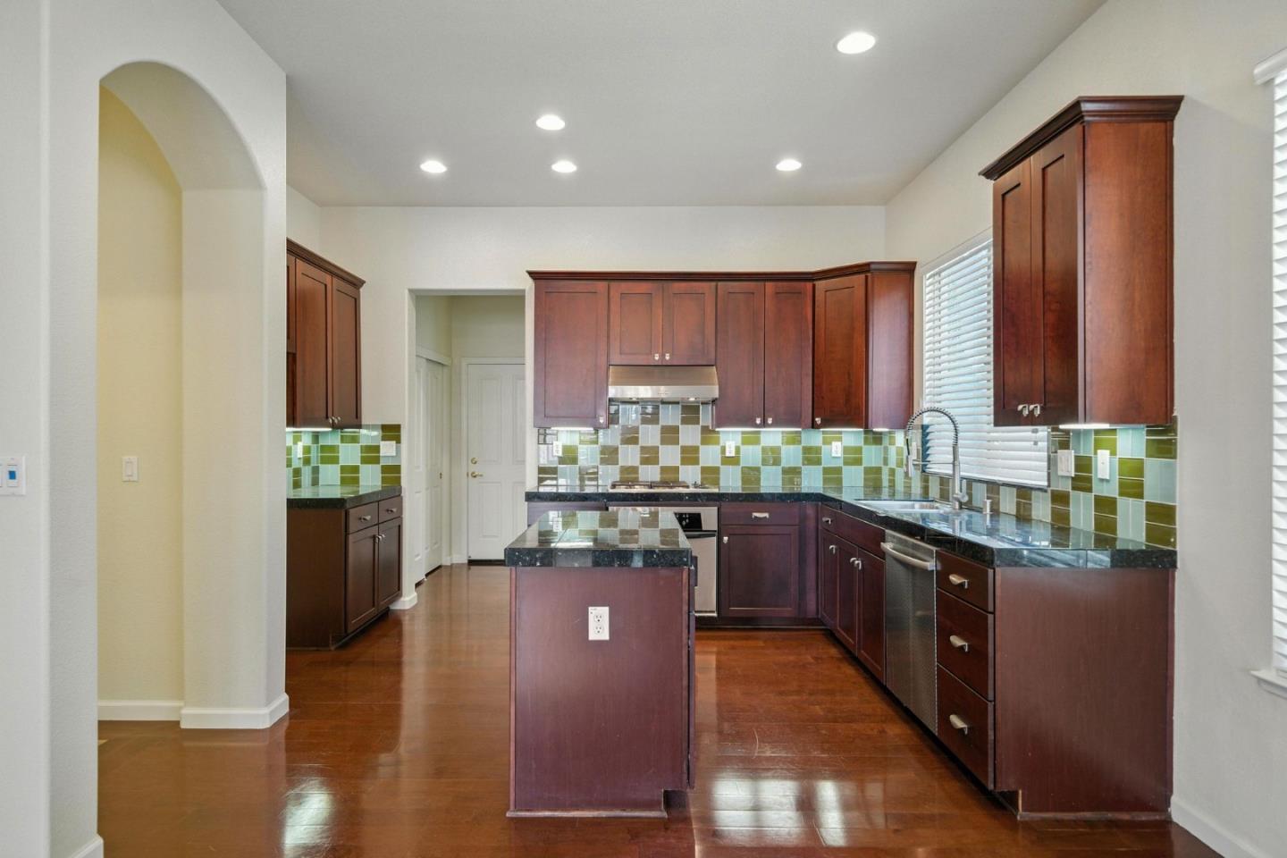Detail Gallery Image 10 of 38 For 10368 via Cinta Ct, Elk Grove,  CA 95757 - 5 Beds | 3/1 Baths