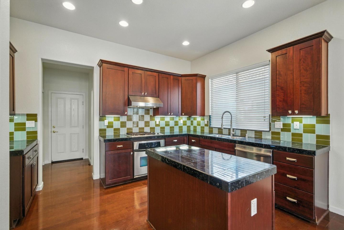 Detail Gallery Image 11 of 38 For 10368 via Cinta Ct, Elk Grove,  CA 95757 - 5 Beds | 3/1 Baths