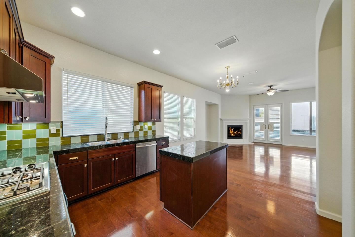 Detail Gallery Image 12 of 38 For 10368 via Cinta Ct, Elk Grove,  CA 95757 - 5 Beds | 3/1 Baths