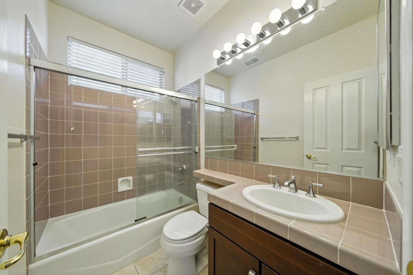 Detail Gallery Image 14 of 38 For 10368 via Cinta Ct, Elk Grove,  CA 95757 - 5 Beds | 3/1 Baths