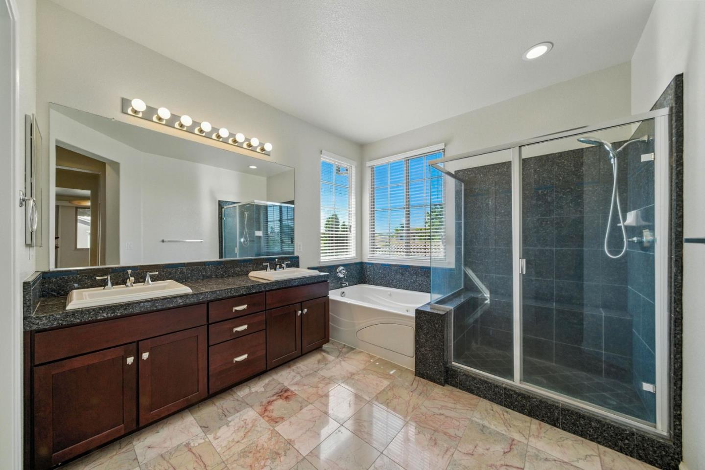 Detail Gallery Image 17 of 38 For 10368 via Cinta Ct, Elk Grove,  CA 95757 - 5 Beds | 3/1 Baths