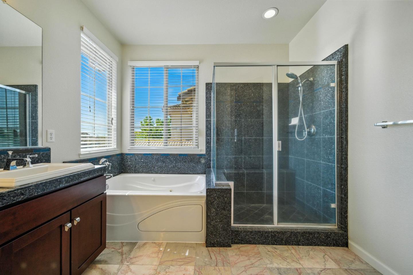 Detail Gallery Image 18 of 38 For 10368 via Cinta Ct, Elk Grove,  CA 95757 - 5 Beds | 3/1 Baths