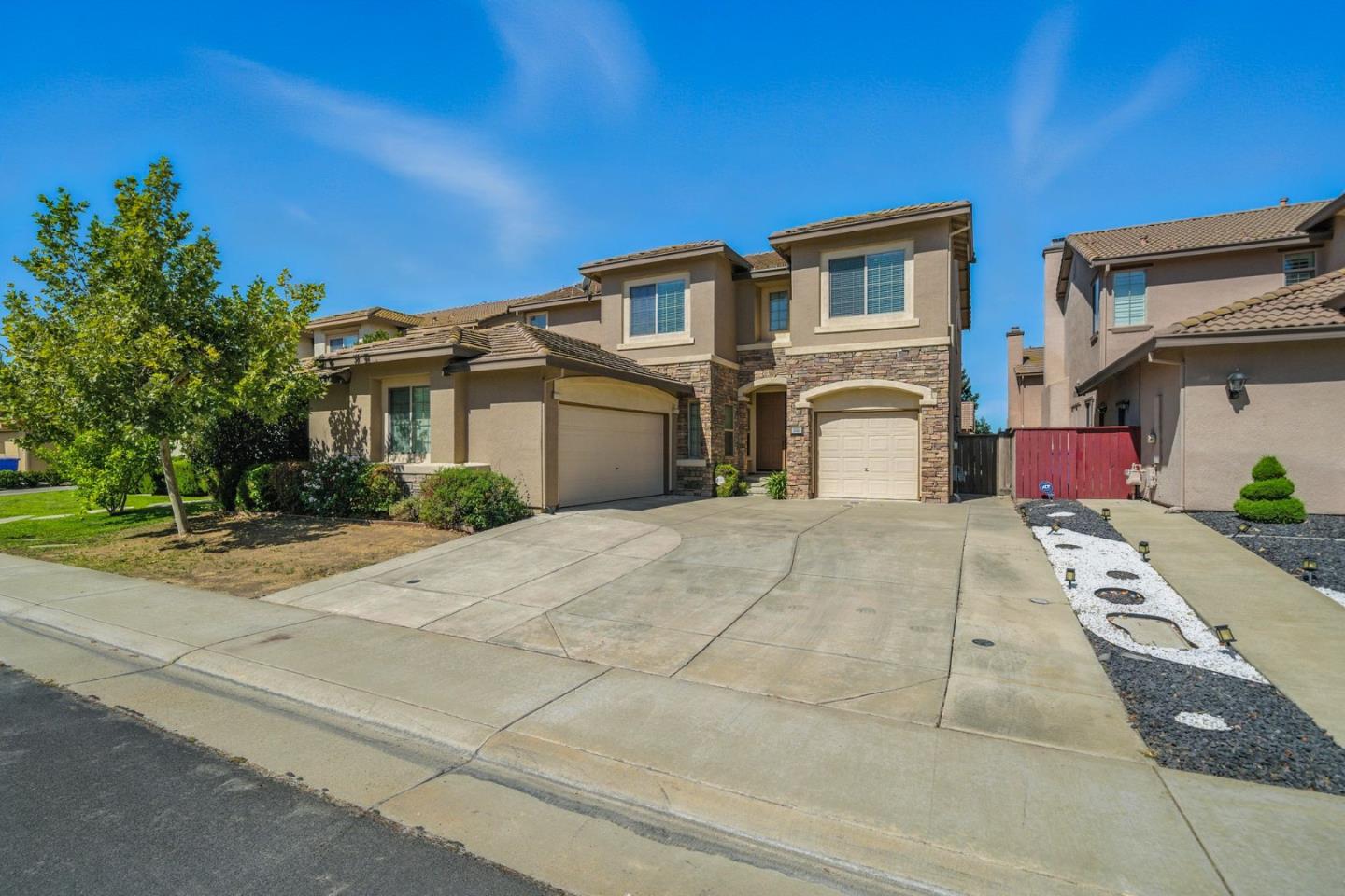 Detail Gallery Image 2 of 38 For 10368 via Cinta Ct, Elk Grove,  CA 95757 - 5 Beds | 3/1 Baths