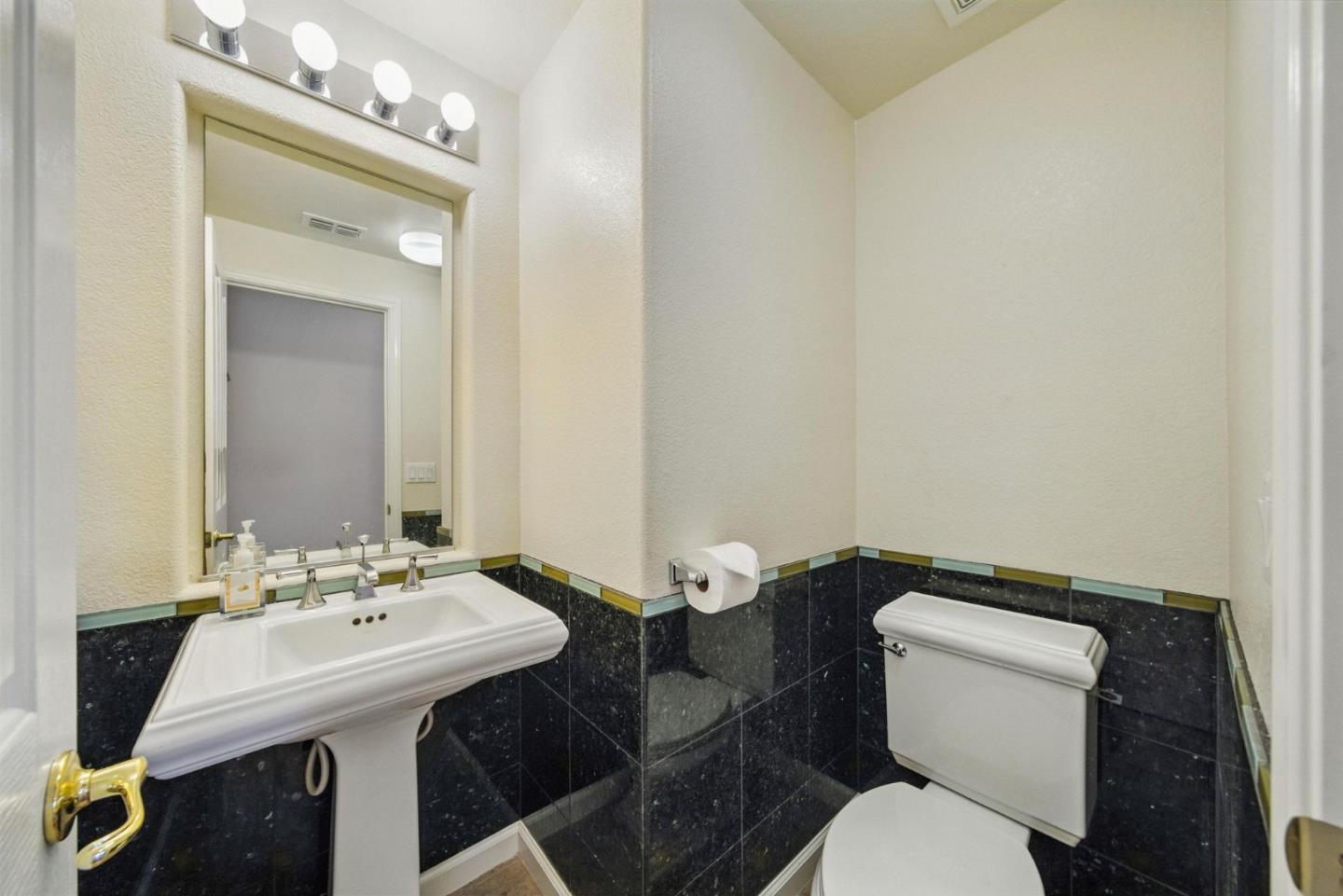Detail Gallery Image 25 of 38 For 10368 via Cinta Ct, Elk Grove,  CA 95757 - 5 Beds | 3/1 Baths
