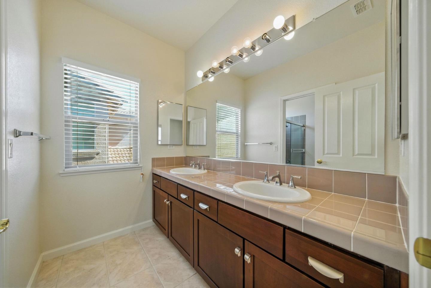 Detail Gallery Image 28 of 38 For 10368 via Cinta Ct, Elk Grove,  CA 95757 - 5 Beds | 3/1 Baths