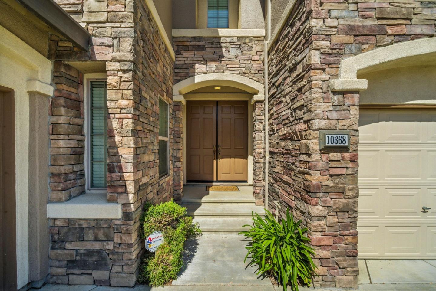 Detail Gallery Image 3 of 38 For 10368 via Cinta Ct, Elk Grove,  CA 95757 - 5 Beds | 3/1 Baths