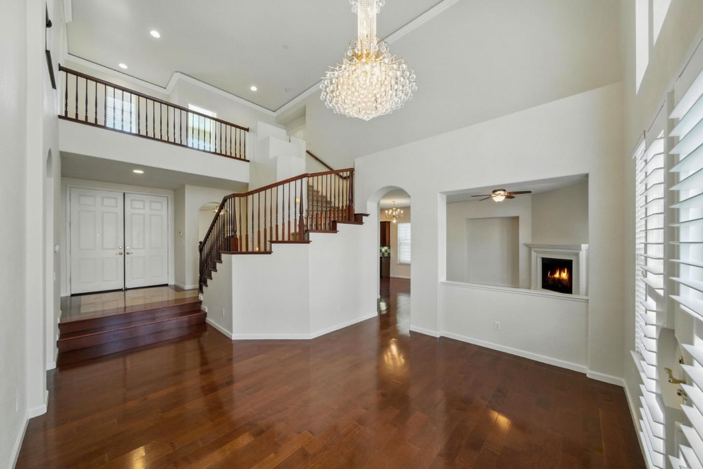 Detail Gallery Image 4 of 38 For 10368 via Cinta Ct, Elk Grove,  CA 95757 - 5 Beds | 3/1 Baths