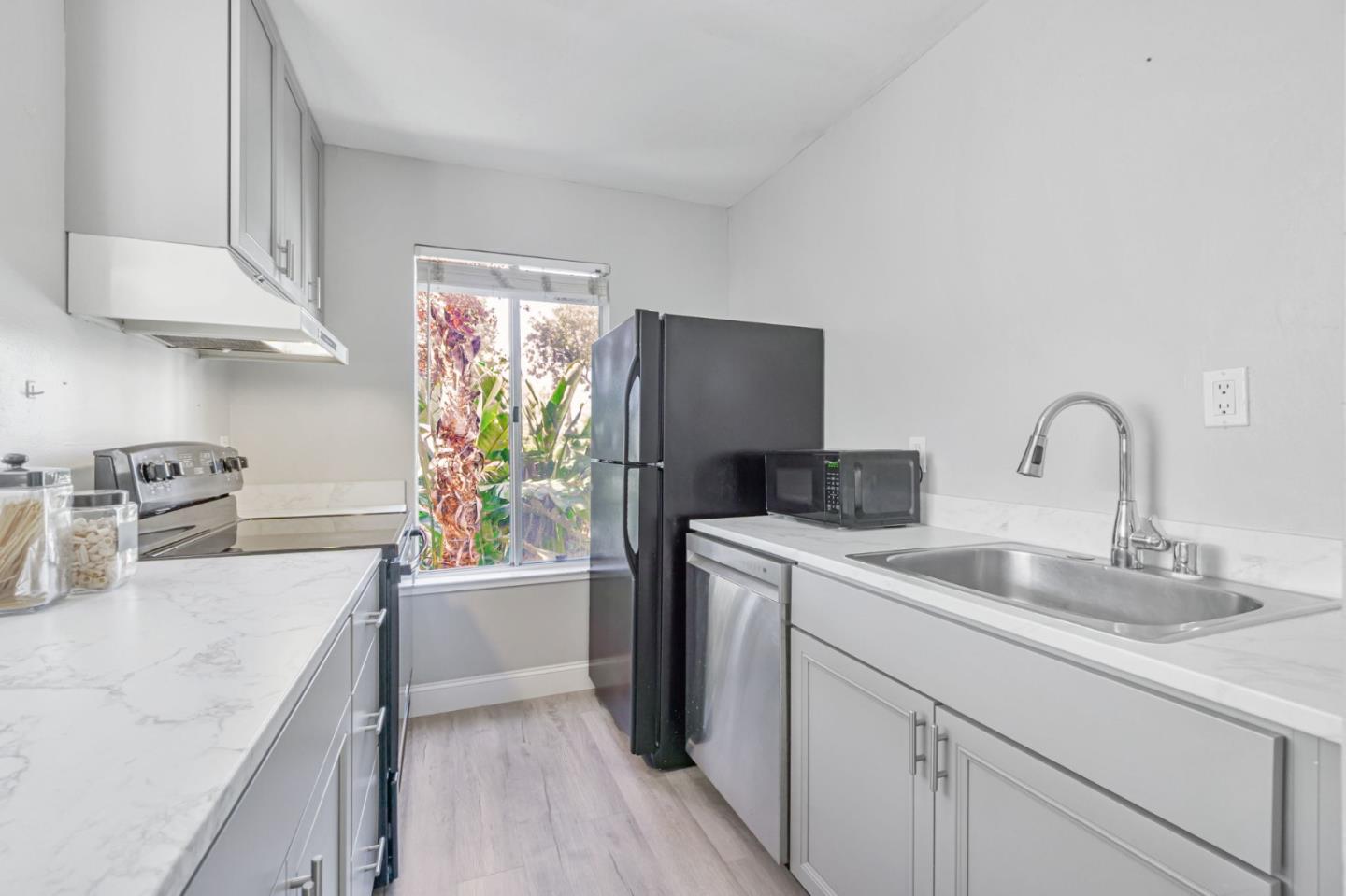 Detail Gallery Image 3 of 11 For 1680 Laguna St #H,  Concord,  CA 94520 - 2 Beds | 1 Baths