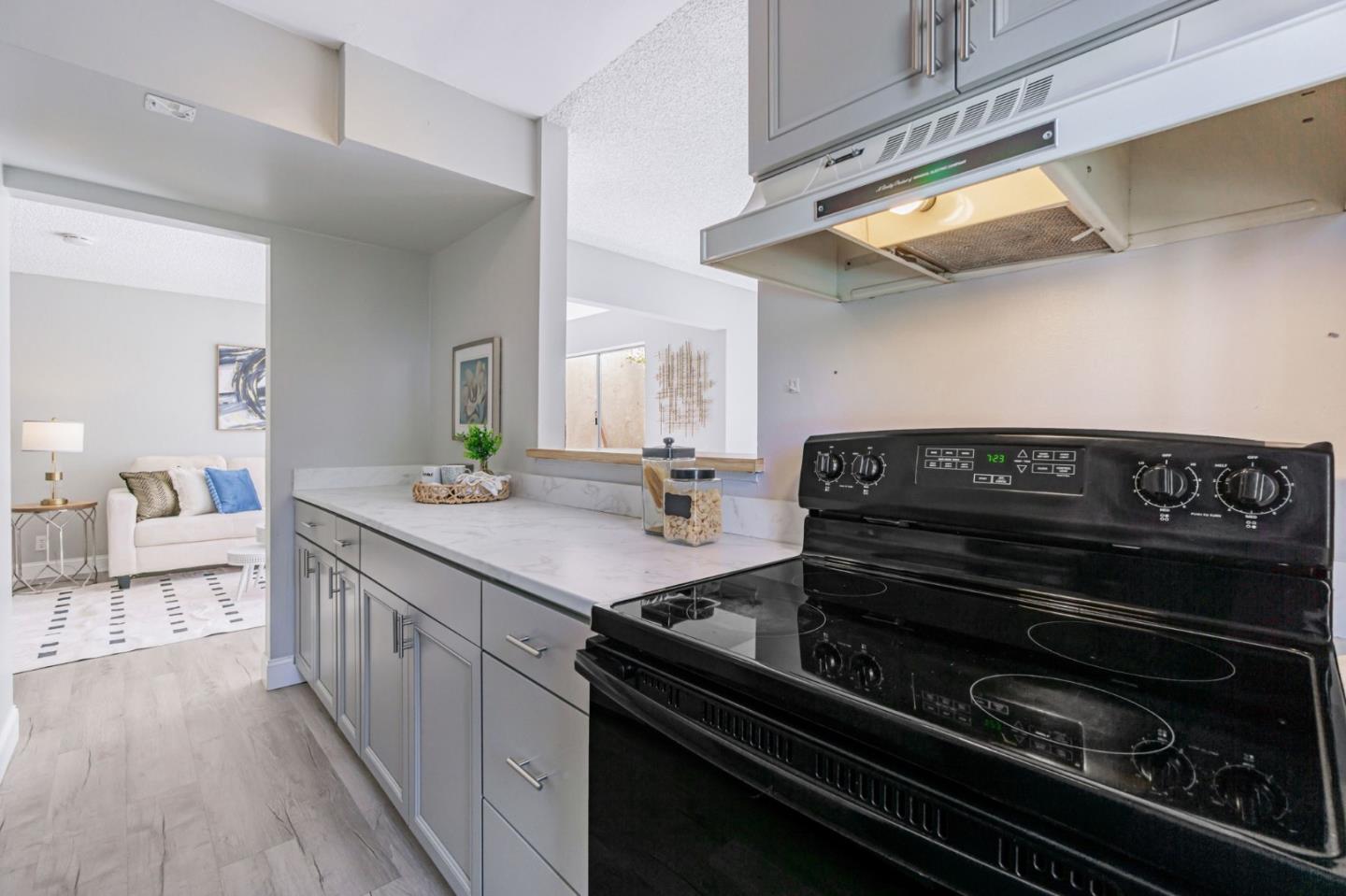 Detail Gallery Image 4 of 11 For 1680 Laguna St #H,  Concord,  CA 94520 - 2 Beds | 1 Baths