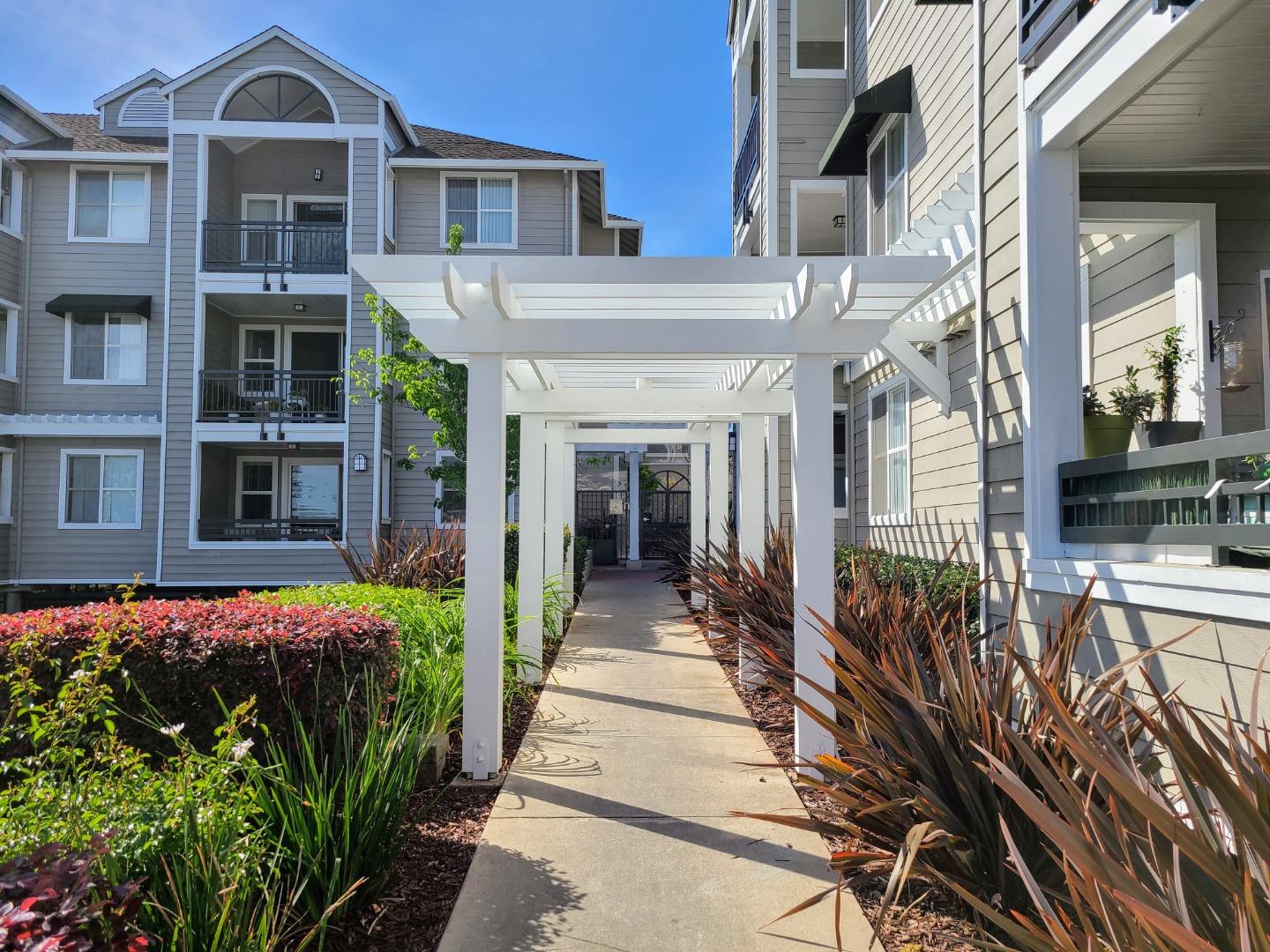 Detail Gallery Image 2 of 22 For 1982 W Bayshore Rd #214,  East Palo Alto,  CA 94303 - 1 Beds | 1 Baths