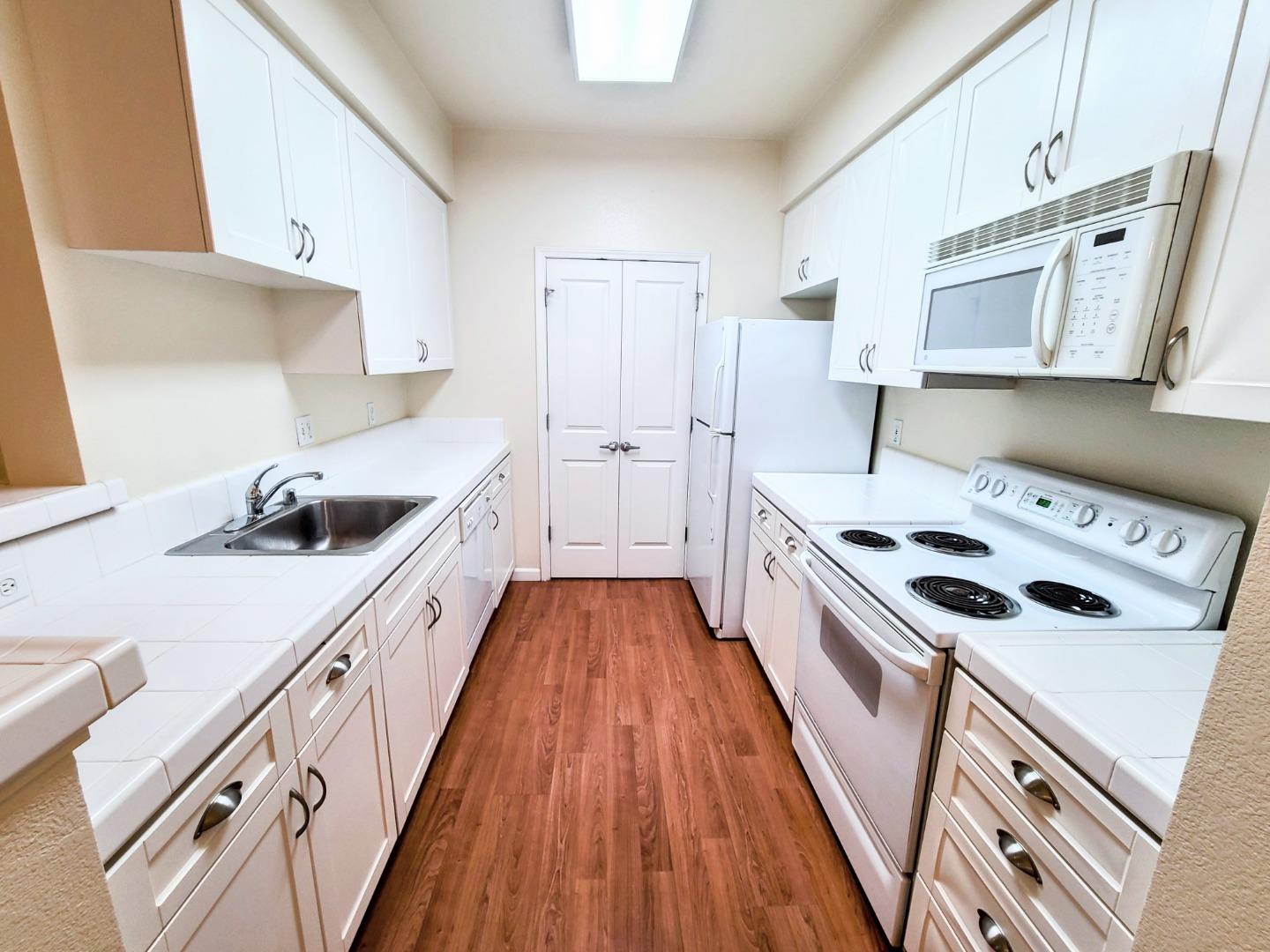 Detail Gallery Image 8 of 22 For 1982 W Bayshore Rd #214,  East Palo Alto,  CA 94303 - 1 Beds | 1 Baths