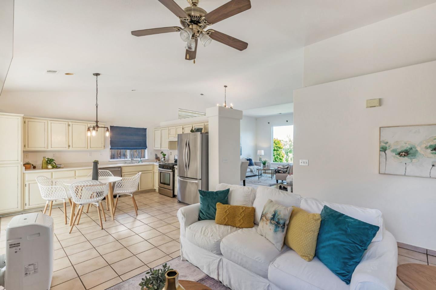 Detail Gallery Image 2 of 11 For 1531 Brighton Dr, Hollister,  CA 95023 - 4 Beds | 2 Baths