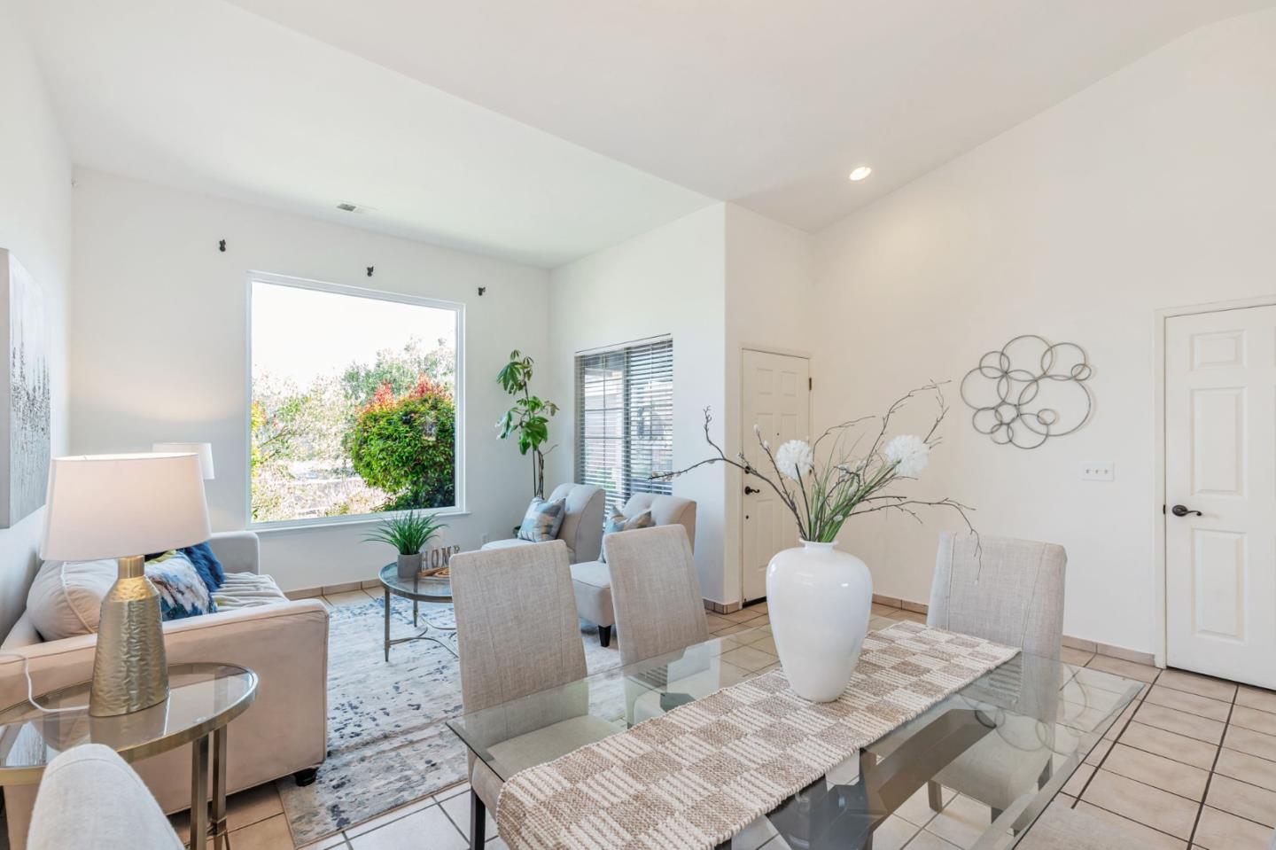 Detail Gallery Image 3 of 11 For 1531 Brighton Dr, Hollister,  CA 95023 - 4 Beds | 2 Baths