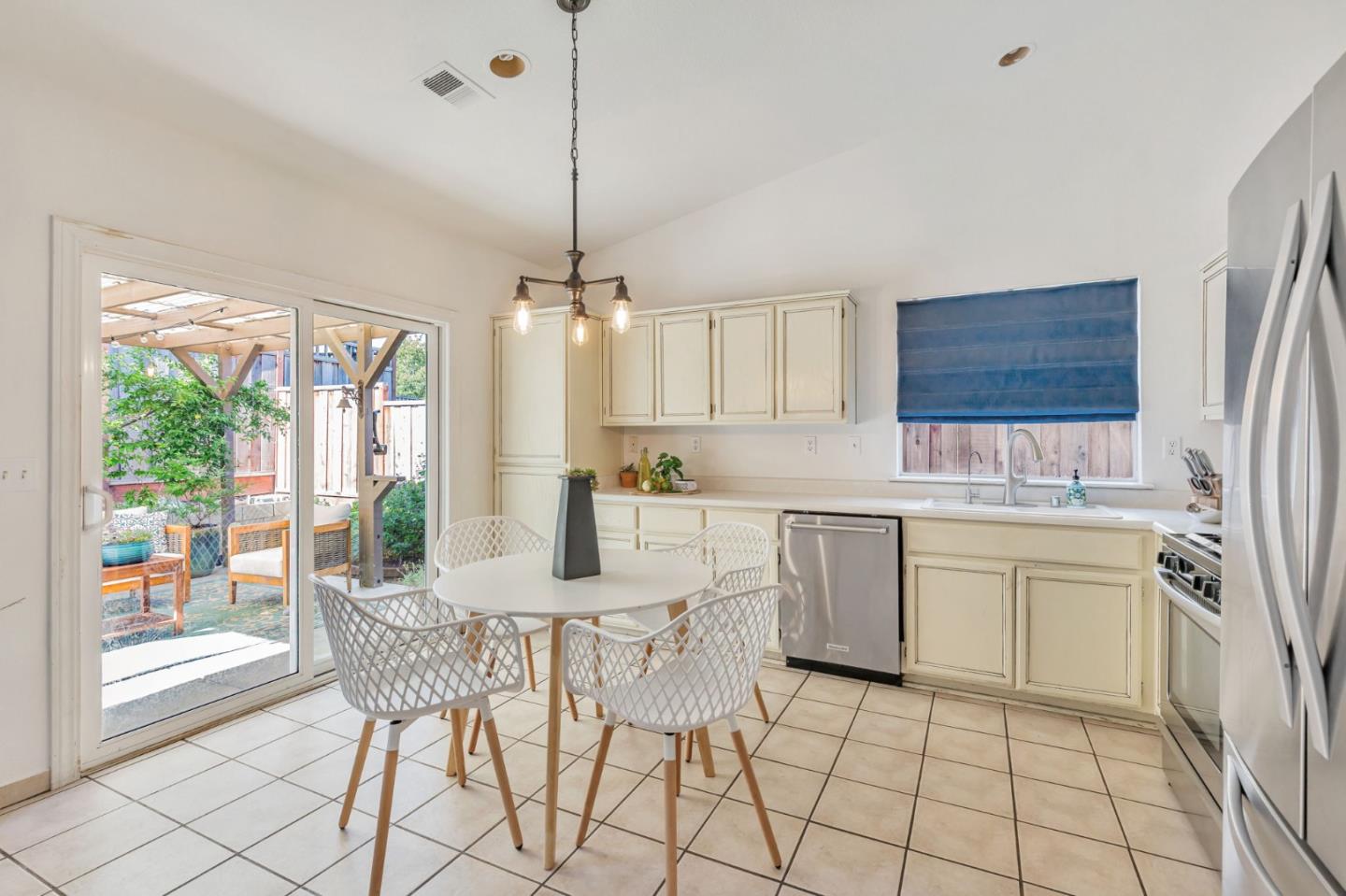 Detail Gallery Image 4 of 11 For 1531 Brighton Dr, Hollister,  CA 95023 - 4 Beds | 2 Baths