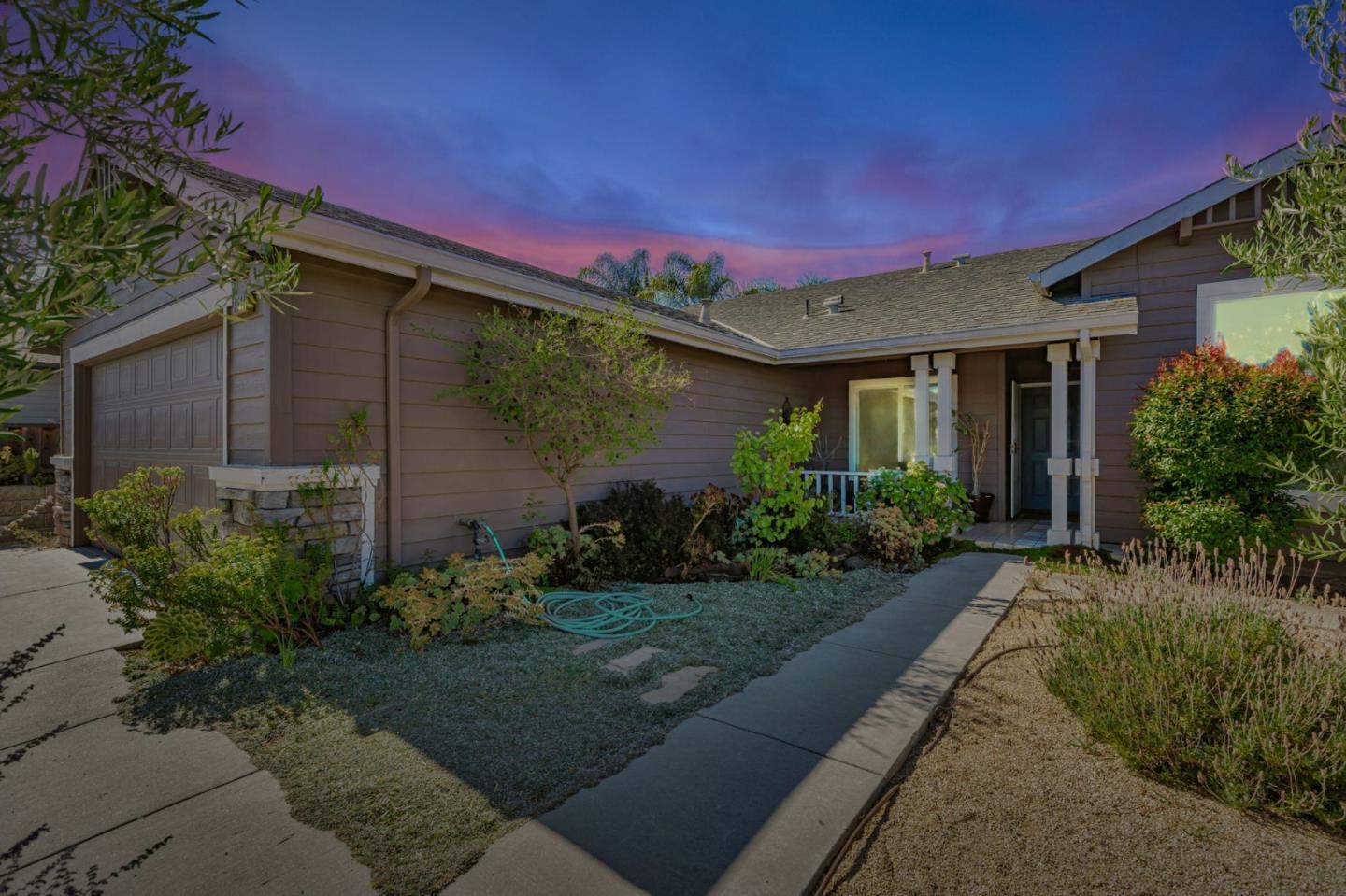 Detail Gallery Image 9 of 11 For 1531 Brighton Dr, Hollister,  CA 95023 - 4 Beds | 2 Baths