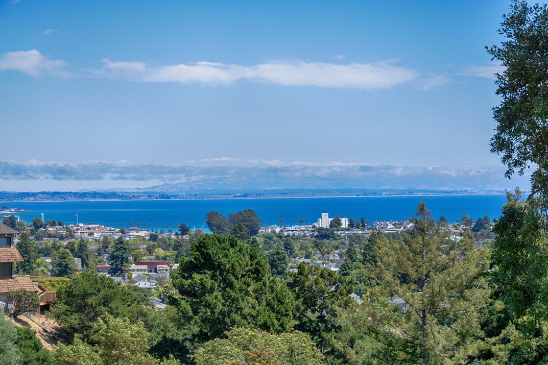 Detail Gallery Image 2 of 30 For 121 Palo Verde Ter, Santa Cruz,  CA 95060 - 3 Beds | 1/1 Baths