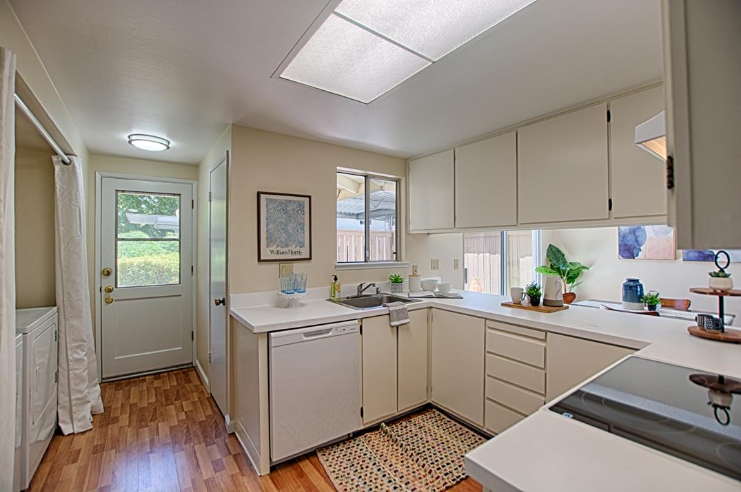 Detail Gallery Image 9 of 30 For 121 Palo Verde Ter, Santa Cruz,  CA 95060 - 3 Beds | 1/1 Baths