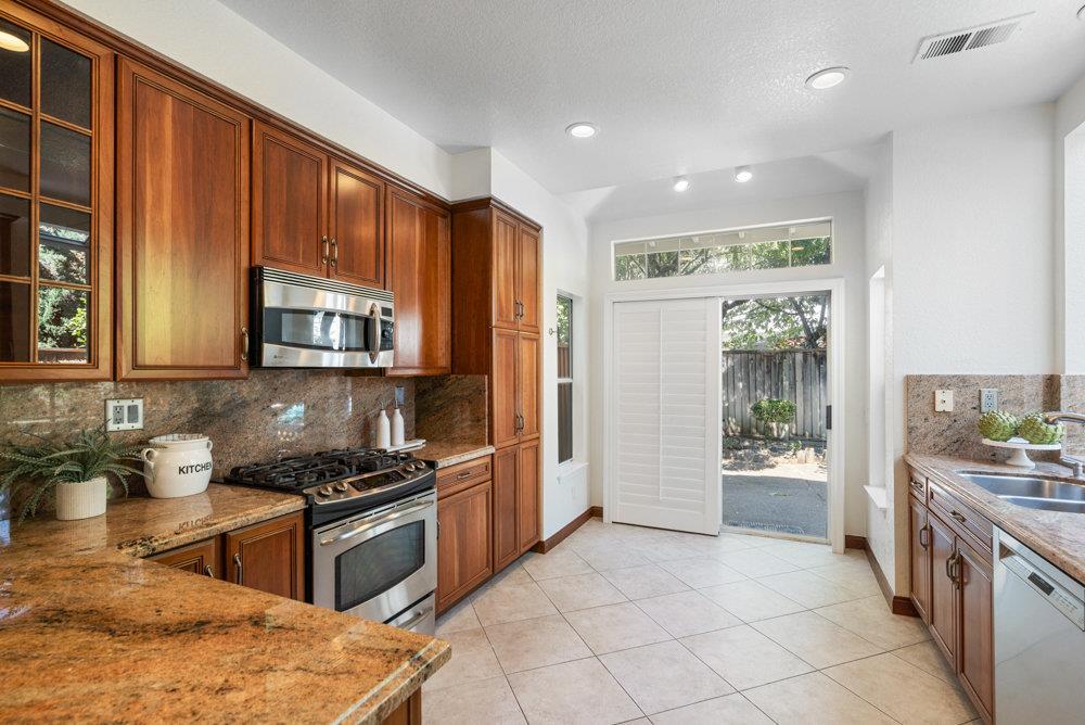 Detail Gallery Image 14 of 47 For 5445 Ontario Cmn, Fremont,  CA 94555 - 2 Beds | 2/1 Baths