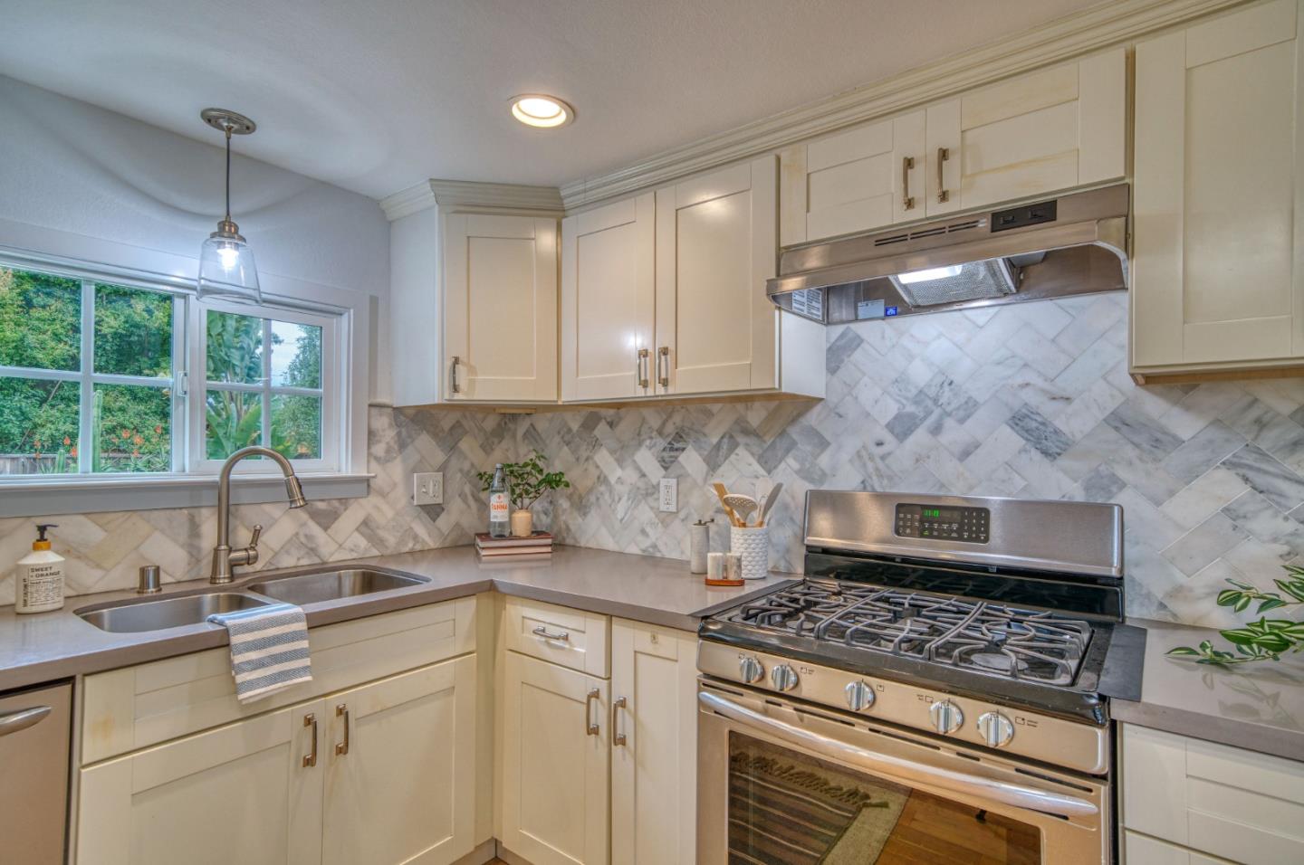 Detail Gallery Image 11 of 37 For 1749 43rd Ave, Capitola,  CA 95010 - 2 Beds | 1 Baths