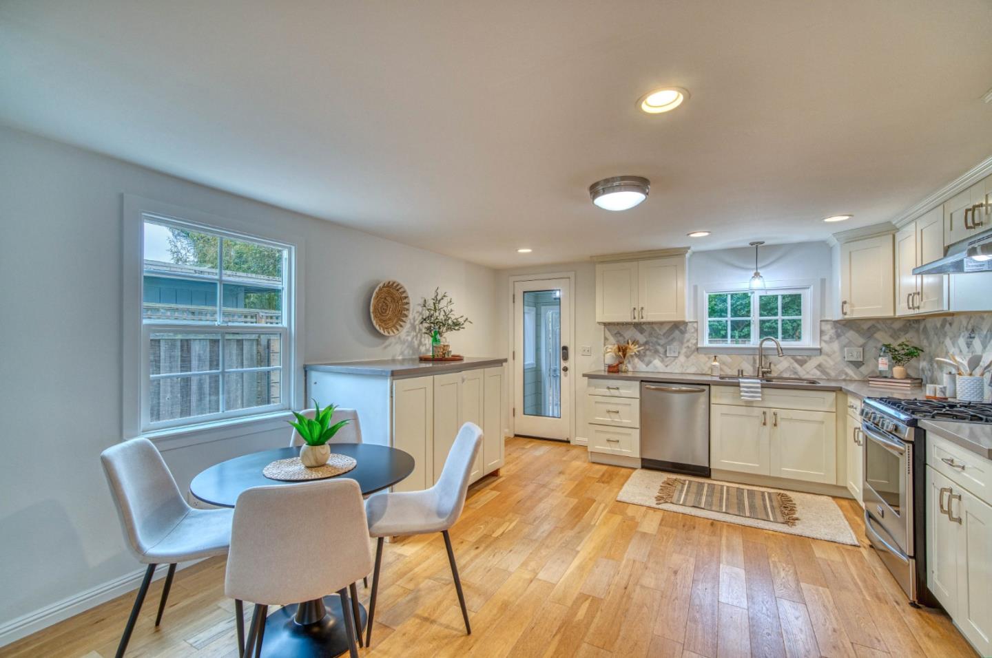 Detail Gallery Image 5 of 37 For 1749 43rd Ave, Capitola,  CA 95010 - 2 Beds | 1 Baths
