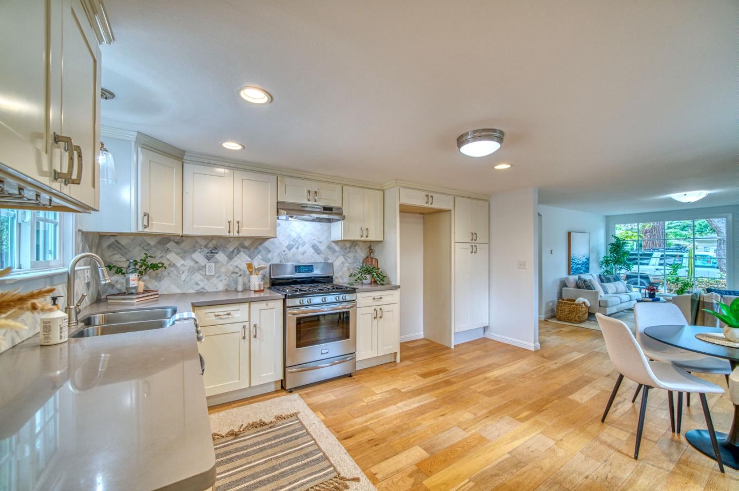 Detail Gallery Image 7 of 37 For 1749 43rd Ave, Capitola,  CA 95010 - 2 Beds | 1 Baths