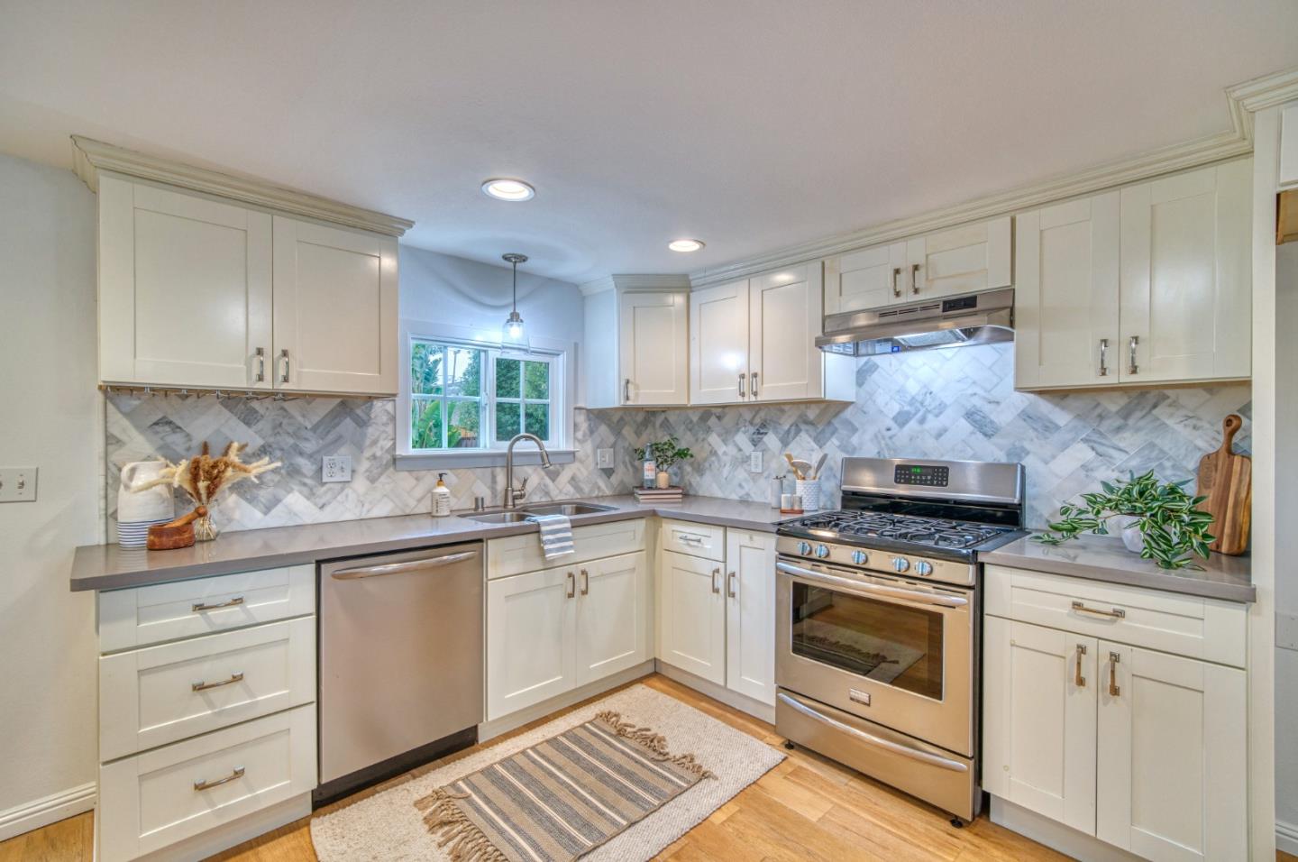 Detail Gallery Image 8 of 37 For 1749 43rd Ave, Capitola,  CA 95010 - 2 Beds | 1 Baths