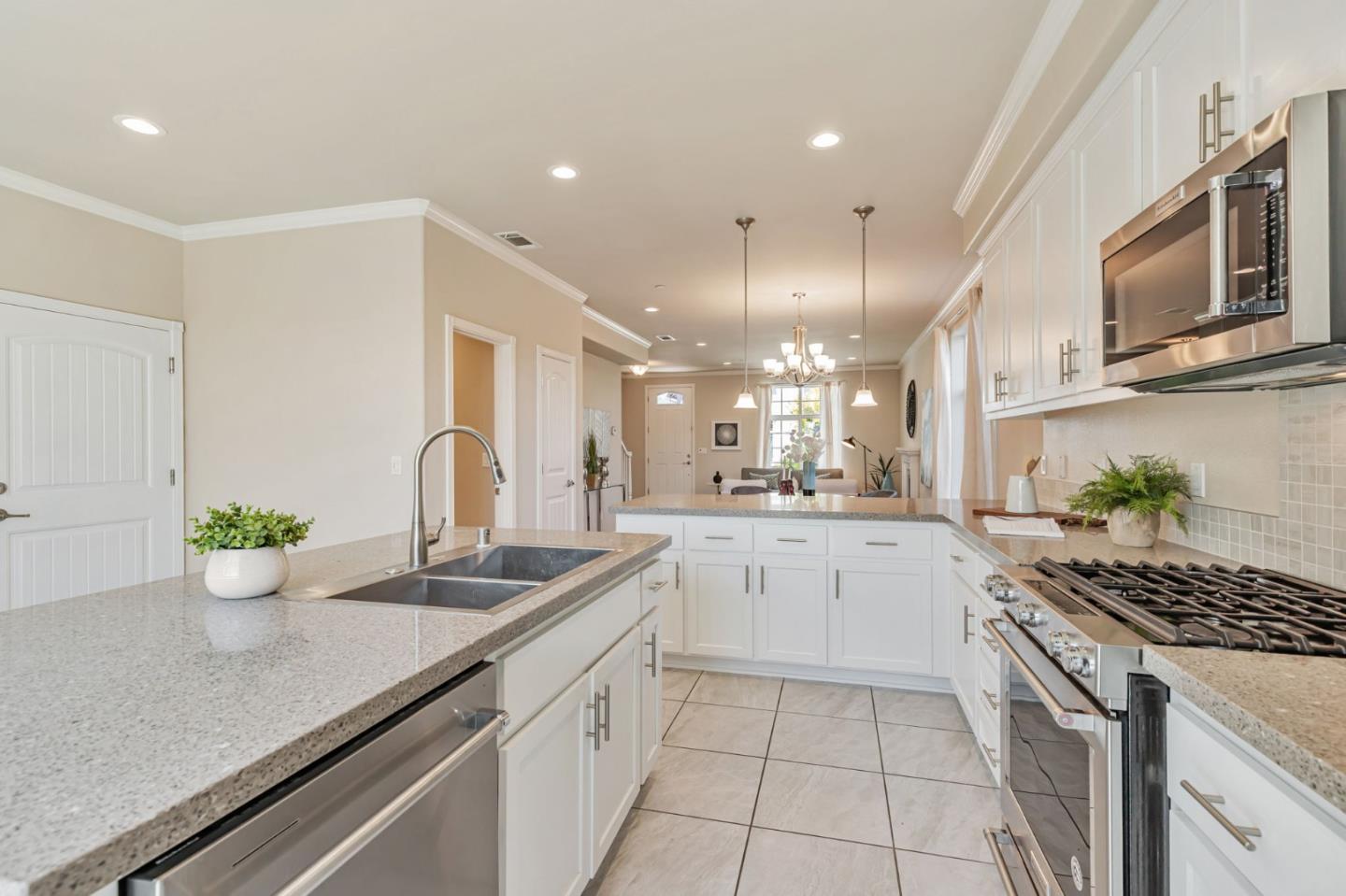 Detail Gallery Image 9 of 29 For 103 Springtime Cir, Hollister,  CA 95023 - 4 Beds | 2/1 Baths