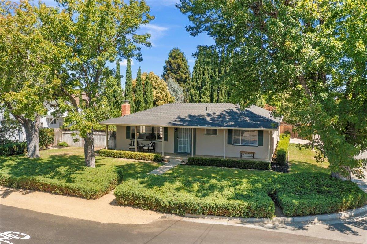 Detail Gallery Image 3 of 32 For 543 Crawford Dr, Sunnyvale,  CA 94087 - 3 Beds | 1/1 Baths