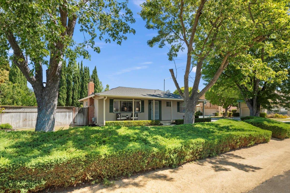 Detail Gallery Image 5 of 32 For 543 Crawford Dr, Sunnyvale,  CA 94087 - 3 Beds | 1/1 Baths