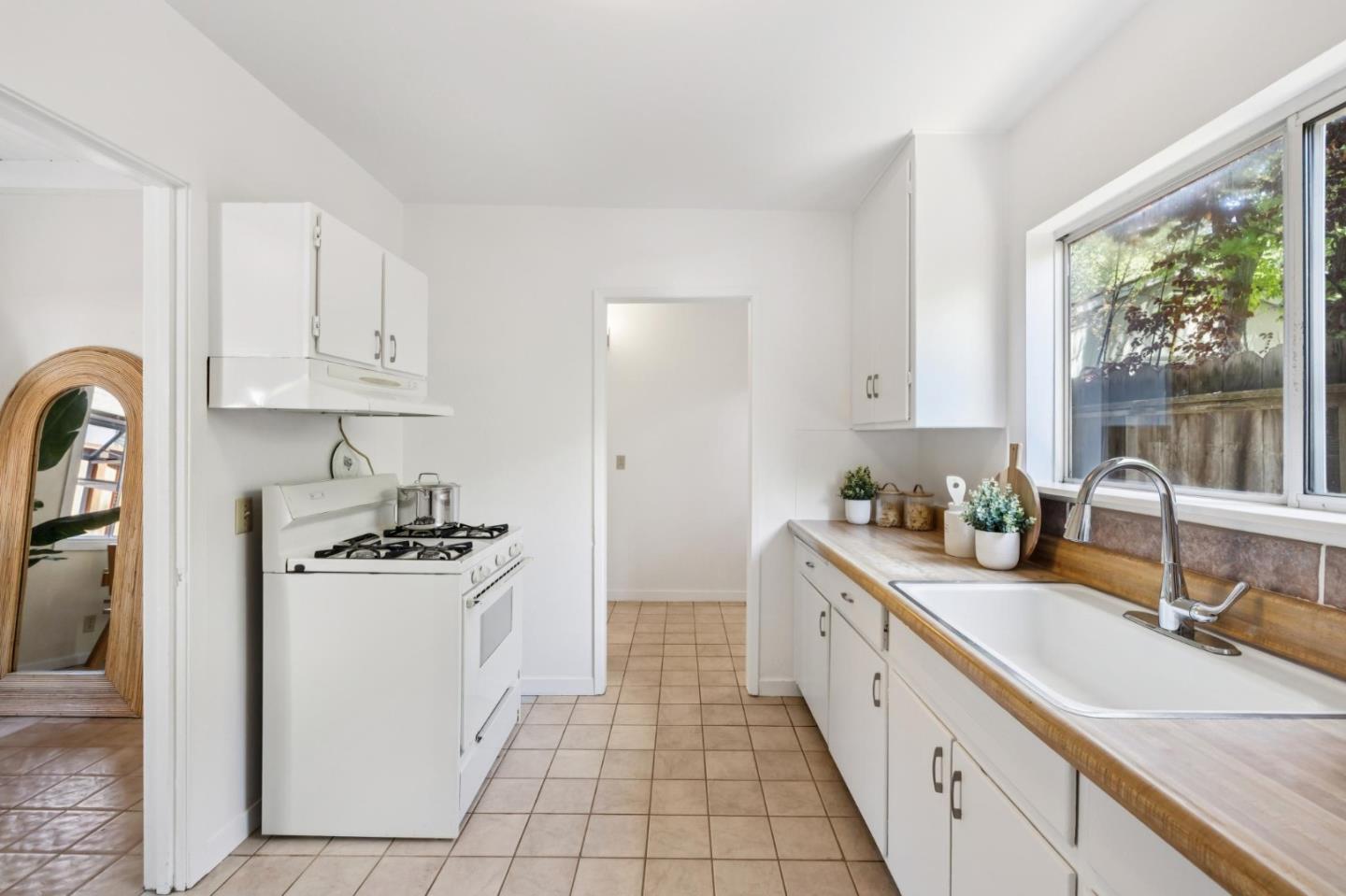 Detail Gallery Image 14 of 55 For 2091 Harvard St, Palo Alto,  CA 94306 - 3 Beds | 2 Baths
