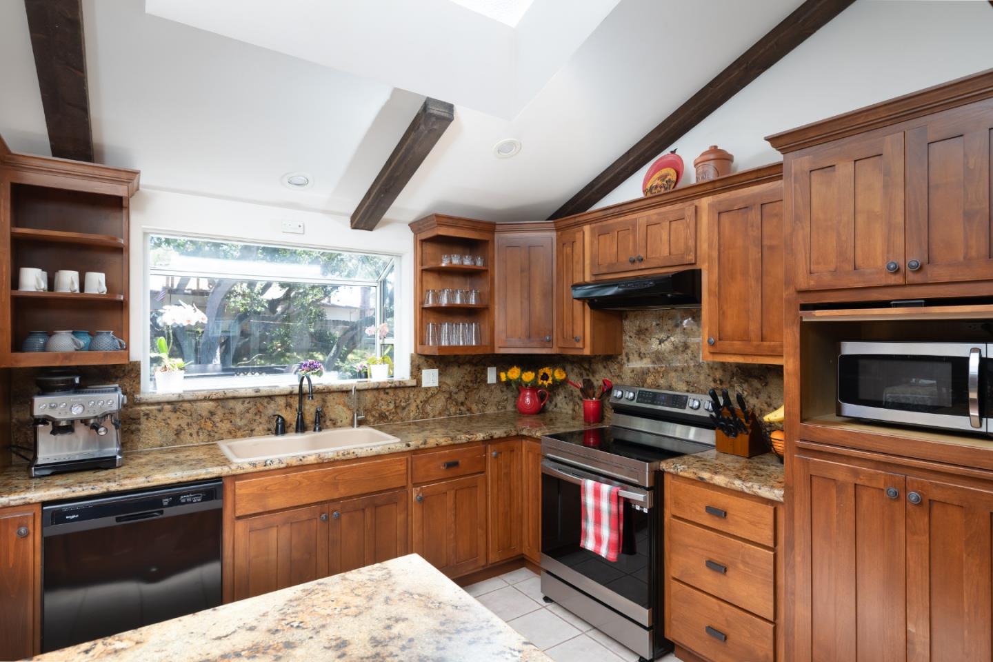 Detail Gallery Image 4 of 26 For 14892 Blue Oak Pl, Salinas,  CA 93907 - 4 Beds | 2/1 Baths