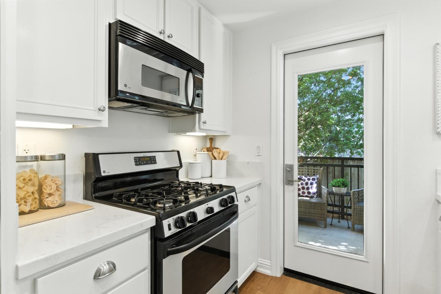 Detail Gallery Image 3 of 39 For 633 Elm St #117,  San Carlos,  CA 94070 - 2 Beds | 2 Baths