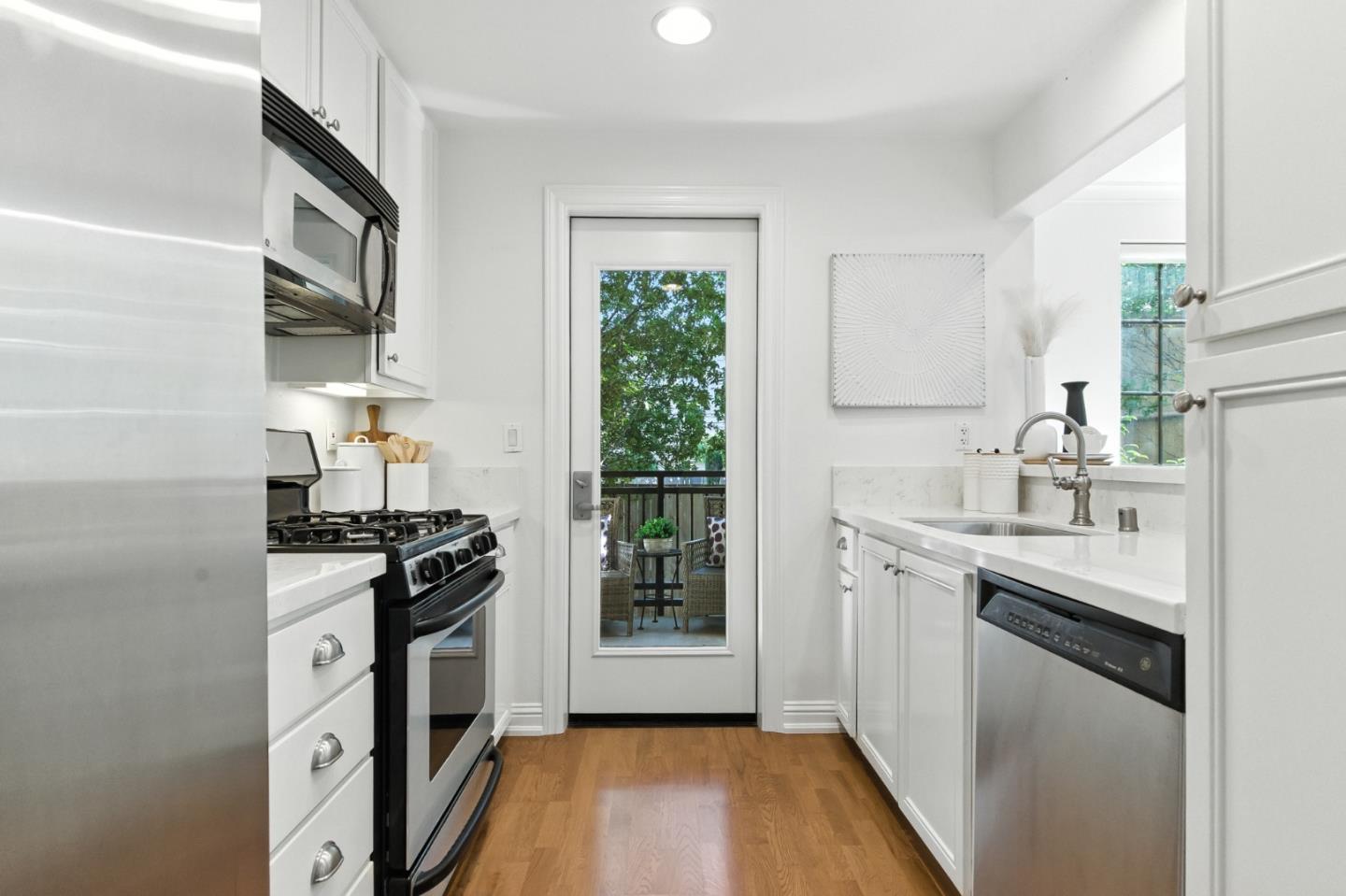 Detail Gallery Image 4 of 39 For 633 Elm St #117,  San Carlos,  CA 94070 - 2 Beds | 2 Baths