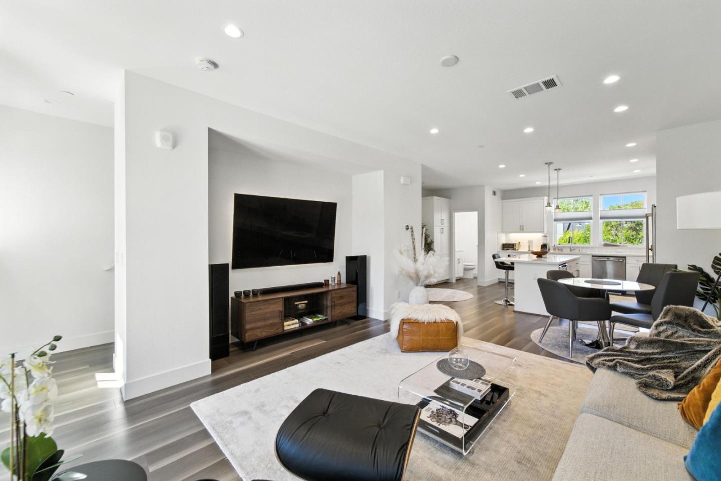 Detail Gallery Image 10 of 45 For 2016 Thea Cir, Mountain View,  CA 94043 - 3 Beds | 3/1 Baths