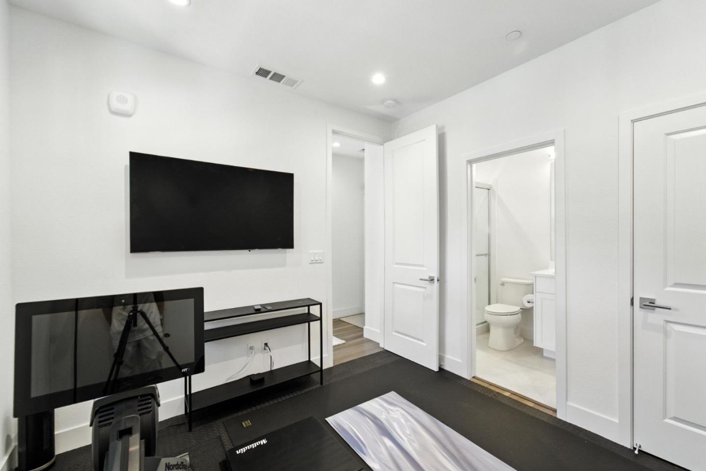Detail Gallery Image 17 of 45 For 2016 Thea Cir, Mountain View,  CA 94043 - 3 Beds | 3/1 Baths