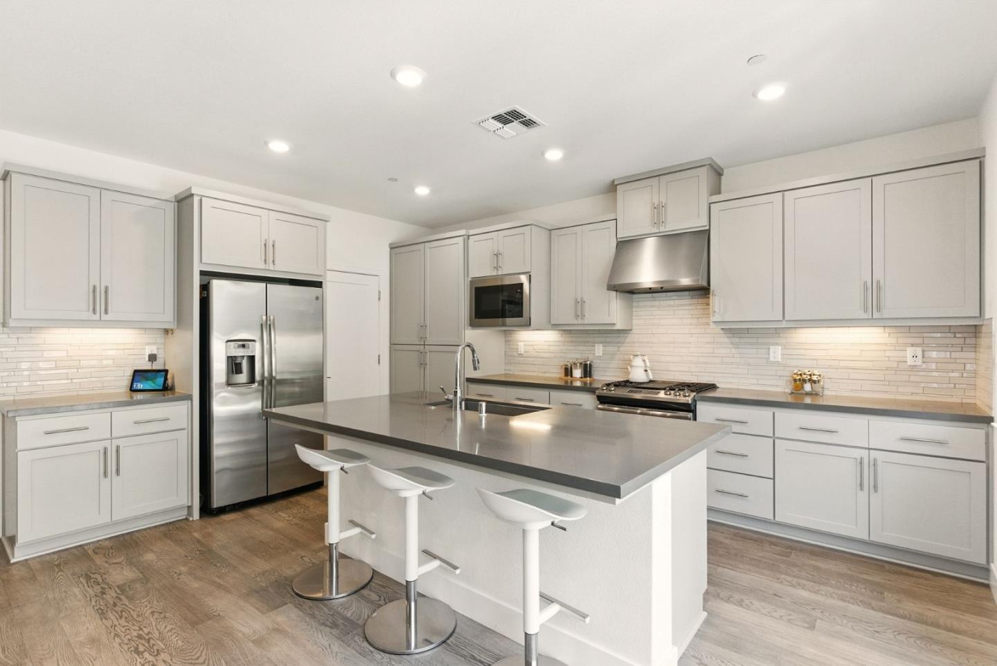 Detail Gallery Image 11 of 32 For 1571 Castlewood Pl, Gilroy,  CA 95020 - 4 Beds | 3 Baths