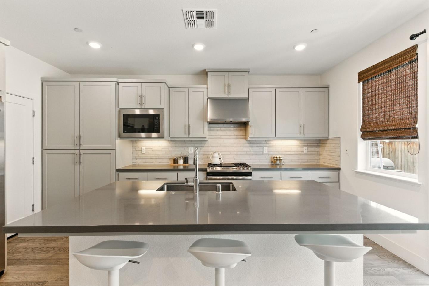 Detail Gallery Image 12 of 32 For 1571 Castlewood Pl, Gilroy,  CA 95020 - 4 Beds | 3 Baths