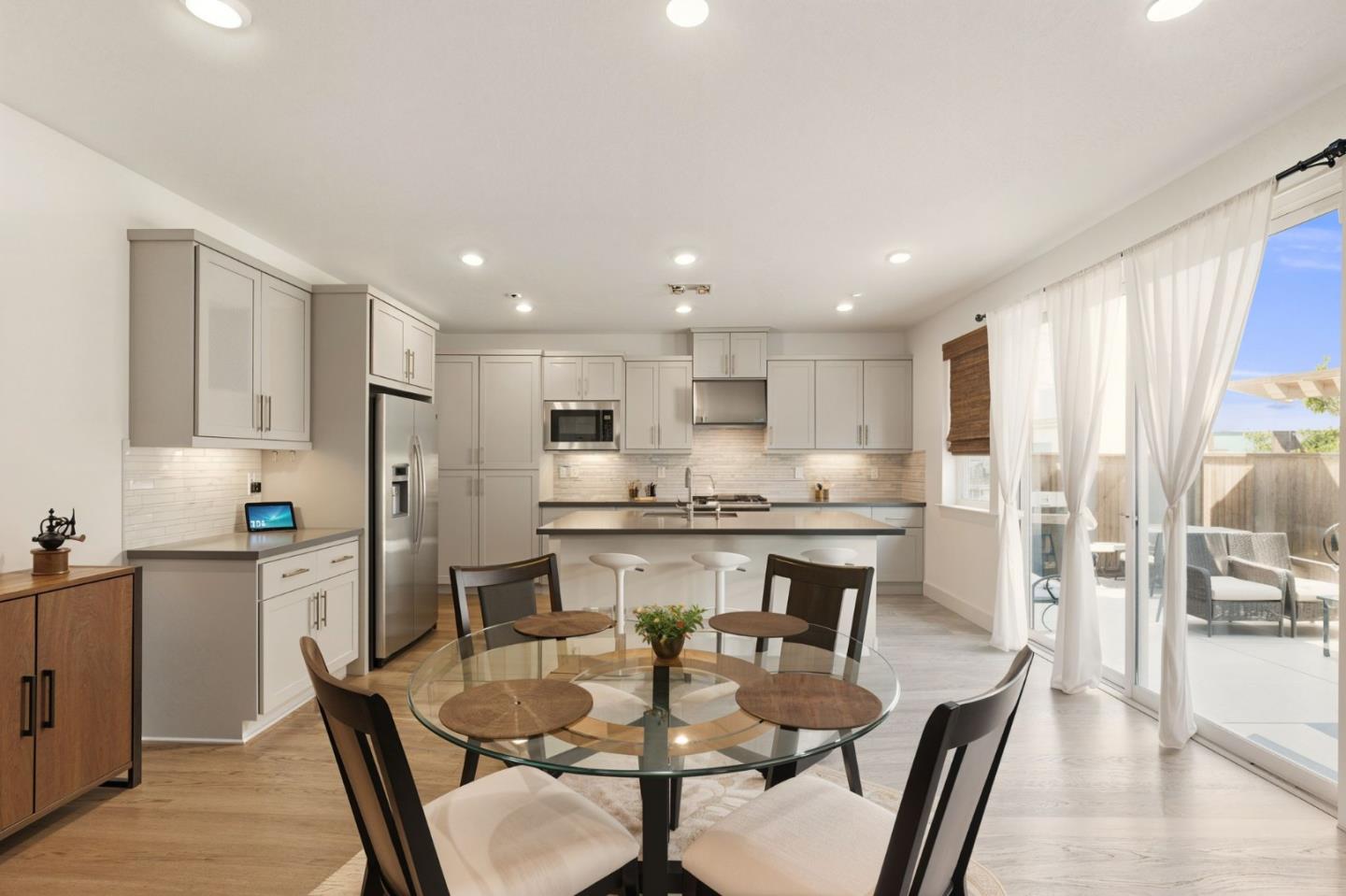 Detail Gallery Image 8 of 32 For 1571 Castlewood Pl, Gilroy,  CA 95020 - 4 Beds | 3 Baths