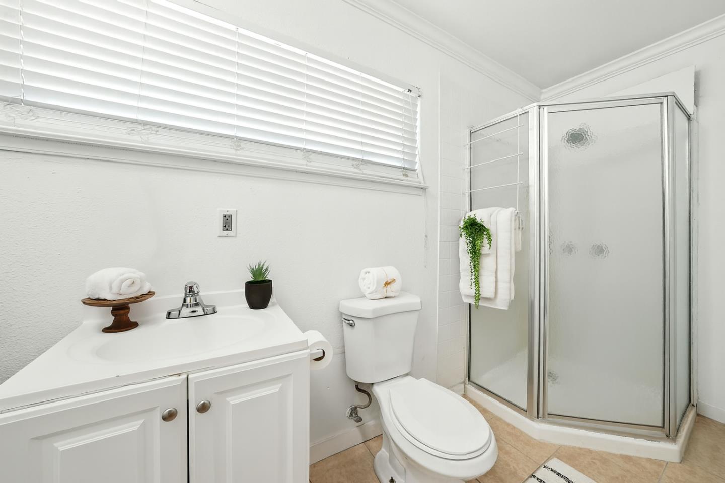 Detail Gallery Image 13 of 21 For 842 E Julian St, San Jose,  CA 95112 - 4 Beds | 4 Baths
