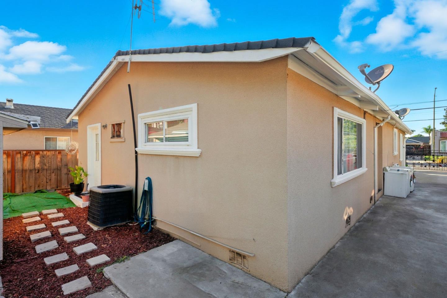 Detail Gallery Image 15 of 21 For 842 E Julian St, San Jose,  CA 95112 - 4 Beds | 4 Baths