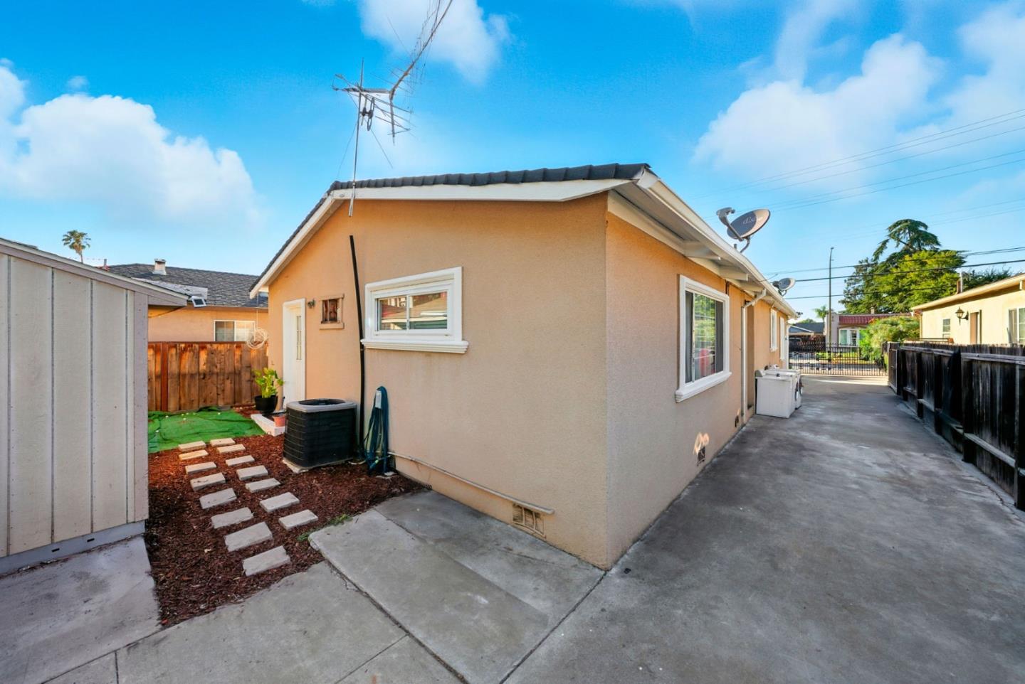 Detail Gallery Image 16 of 21 For 842 E Julian St, San Jose,  CA 95112 - 4 Beds | 4 Baths