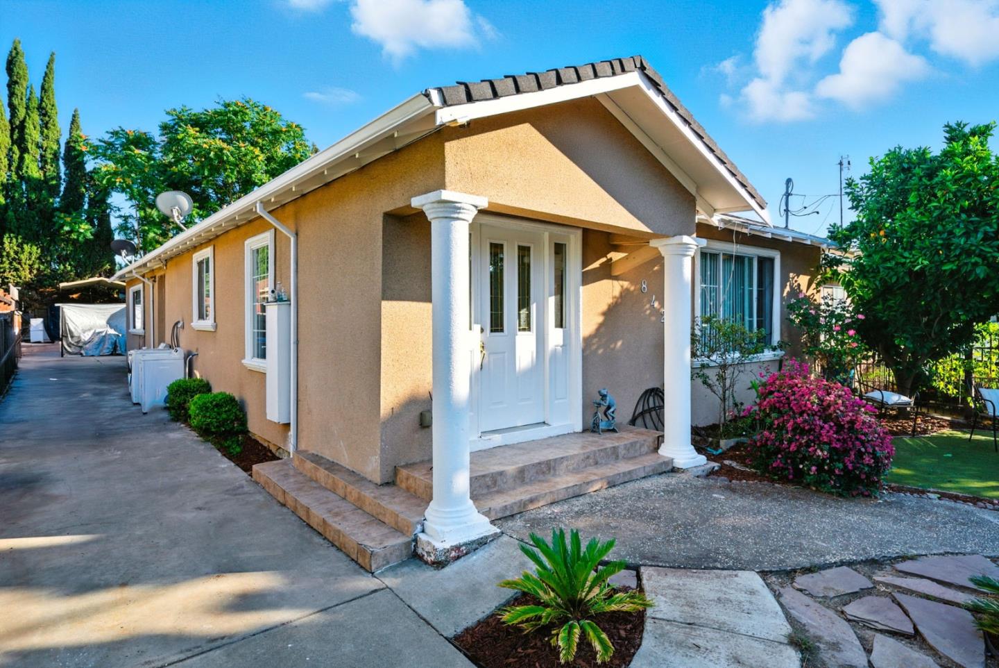 Detail Gallery Image 3 of 21 For 842 E Julian St, San Jose,  CA 95112 - 4 Beds | 4 Baths