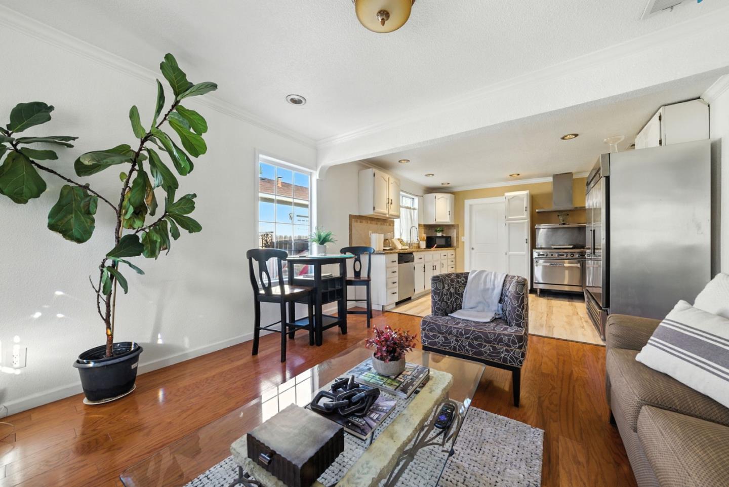 Detail Gallery Image 4 of 21 For 842 E Julian St, San Jose,  CA 95112 - 4 Beds | 4 Baths