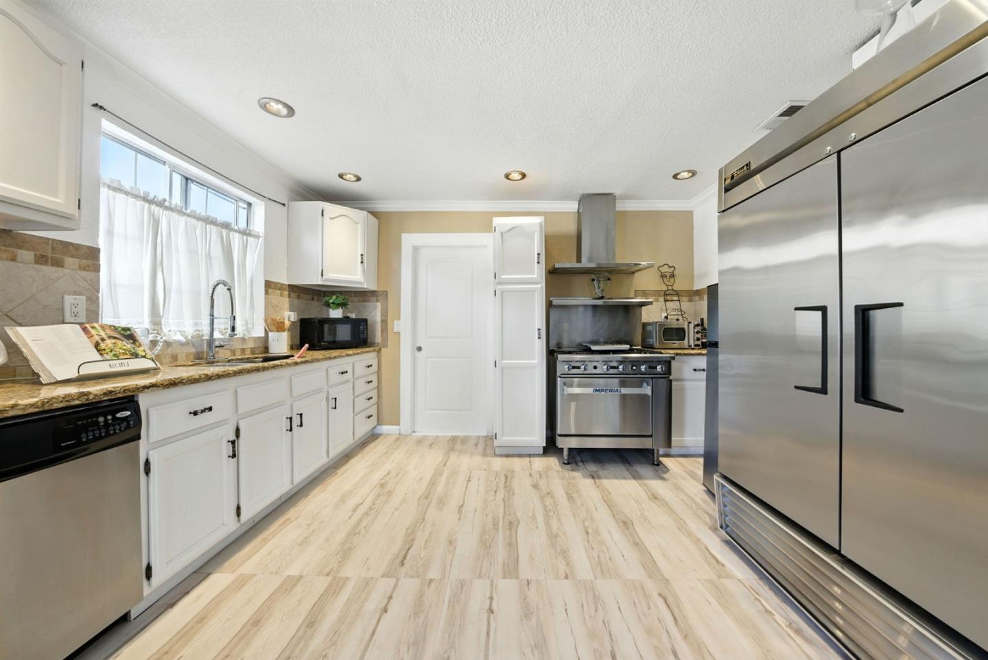 Detail Gallery Image 5 of 21 For 842 E Julian St, San Jose,  CA 95112 - 4 Beds | 4 Baths